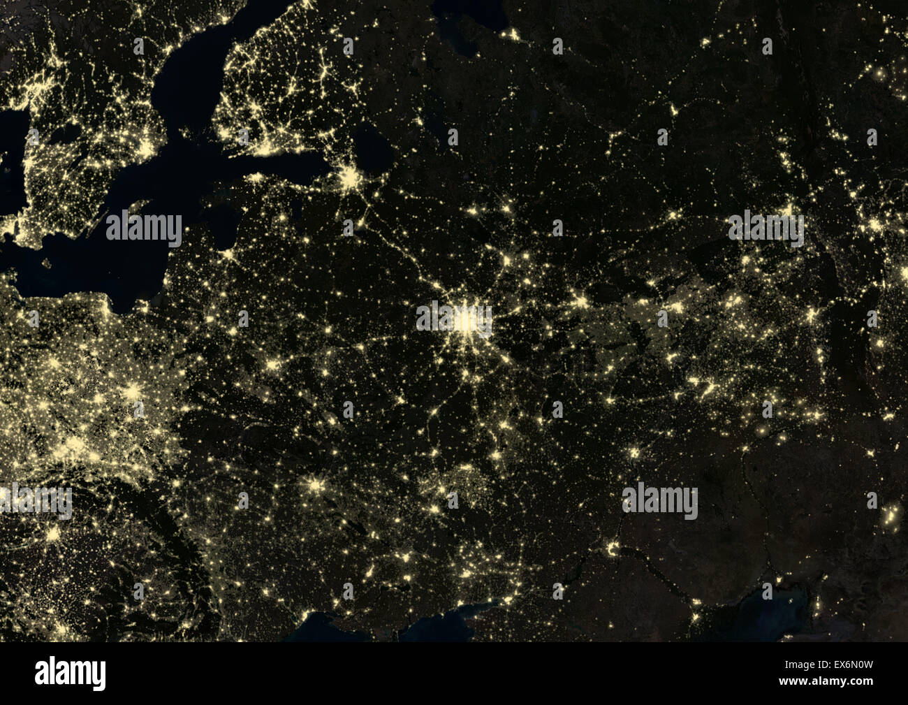 Moskau bei Nacht im Jahr 2012. Dieses Satellitenbild zeigt städtische und industrielle Beleuchtung. Stockfoto