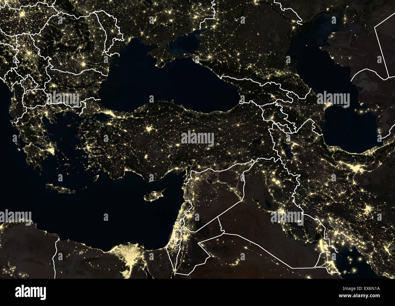 Türkei und Teil des Nahen Ostens in der Nacht im Jahr 2012. Dieses Satellitenbild mit Landesgrenzen zeigt städtische und industrielle Stockfoto