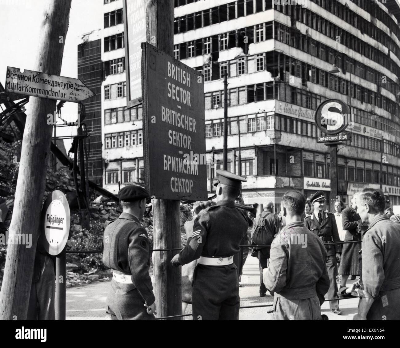 Foto der britischen Militärpolizei ein Zeichen zu markieren Sie Abteilung der britischen und russischen Sektoren Berlins zu errichten. Von Jack Chitham fotografiert. Datiert 1948 Stockfoto
