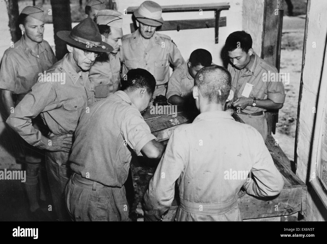 Foto von Lieutenant-General Stilwell Inspektion motor Schule der chinesisch-amerikanischen Ausbildungszentrum. Von links nach rechts: Oberst Frank Dorn, Adjutant von Lieutenant-General Stilwell; Lieutenant-General Stilwell; Oberstleutnant Stevenson in char Stockfoto