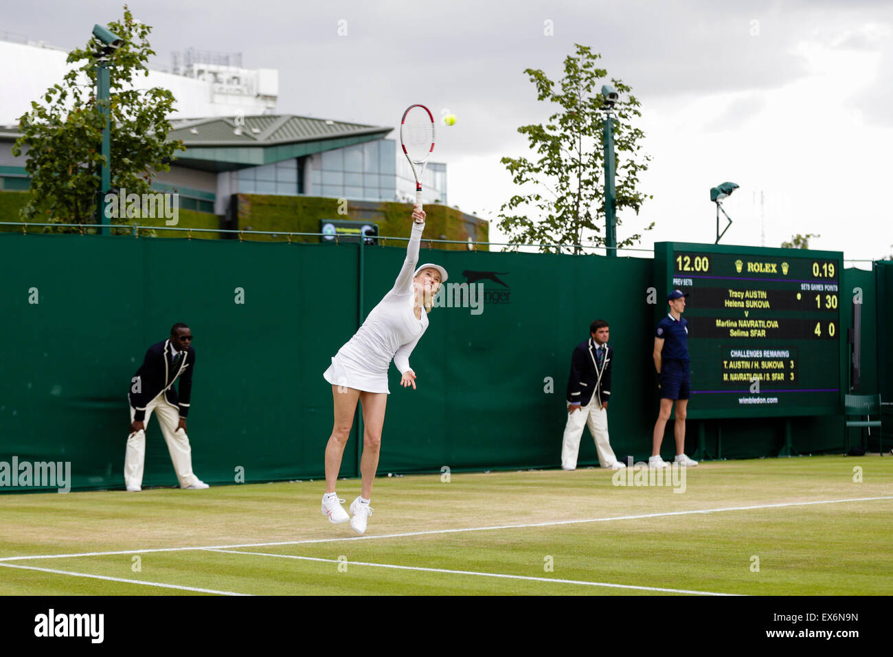 Wimbledon, Großbritannien. 8. Juli 2015. Das Tennisturnier von Wimbledon. Damen Einladung Doppel-match zwischen Tracy Austin (USA) und Helena Suková (CZE) im Vergleich zu Martina Navratilova und Selima Sfar (TUN). Tracy Austin in Aktion Credit: Action Plus Sport/Alamy Live News Stockfoto