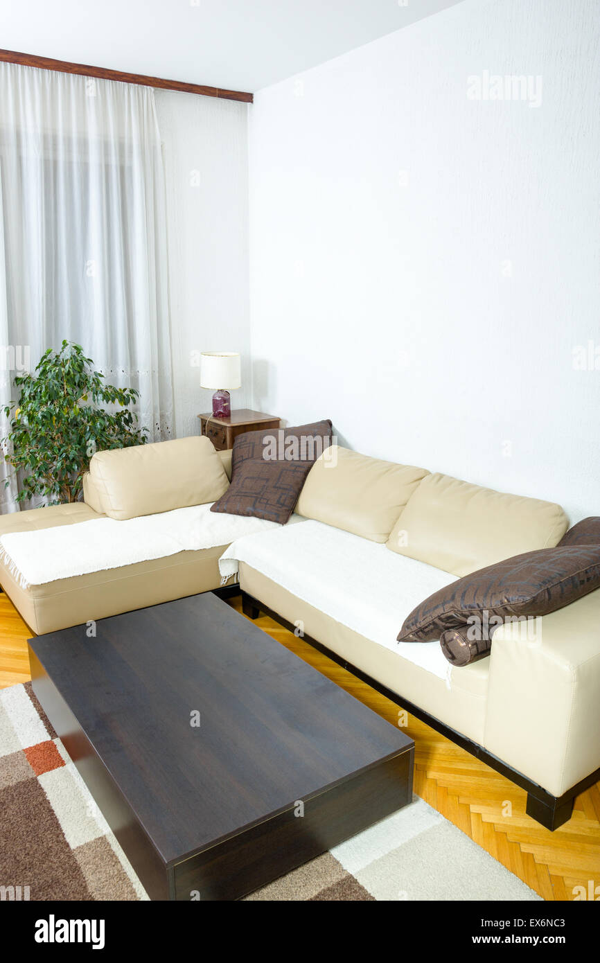 Wohnzimmer oder Interieur mit modernen und stilvollen Design mit Sofa-Ecke mit Kissen und zeitgenössische Couchtisch. Klassische conce Stockfoto