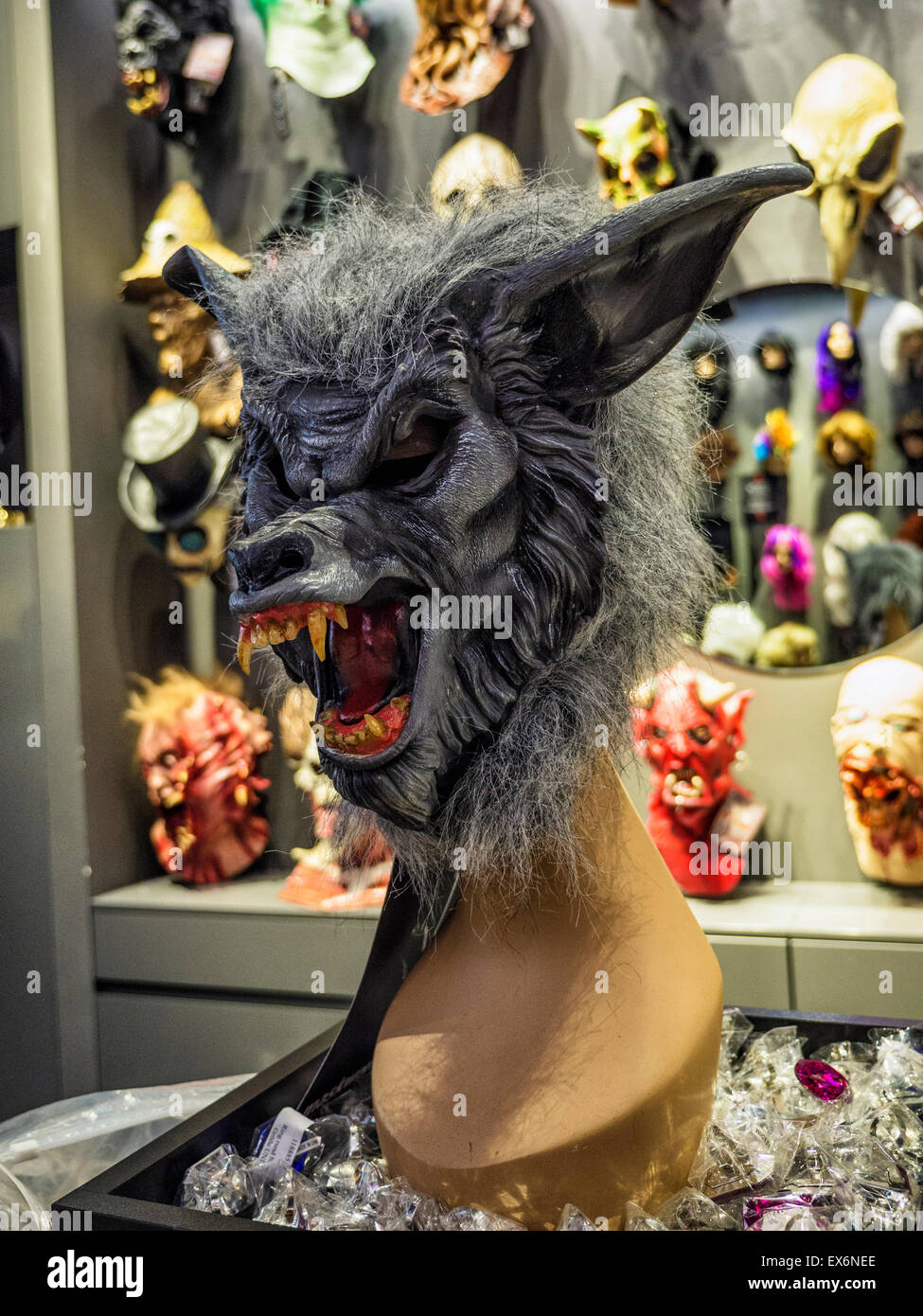 Berlin ausgefallener, furchterregende Maske zu speichern, Verkauf Masken, Kostüme Outfits, Maskerade-Kostüme Zubehör Stockfotografie Alamy