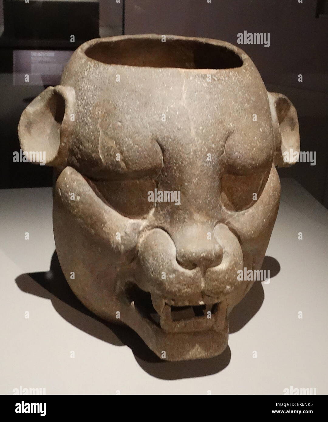 Eine zoomorphe Topf aus Tabasco, Mexiko. Feline Bilder sind eine beliebte Sehenswürdigkeit in Maya-Skulpturen, wie ihre Beziehung zu den katzenartigen Familie eine enge und komplexe Sache war. Die Katze in dieser Skulptur wird angenommen, dass ein Jaguar dank ihrer Gesichtsform. Von Stockfoto