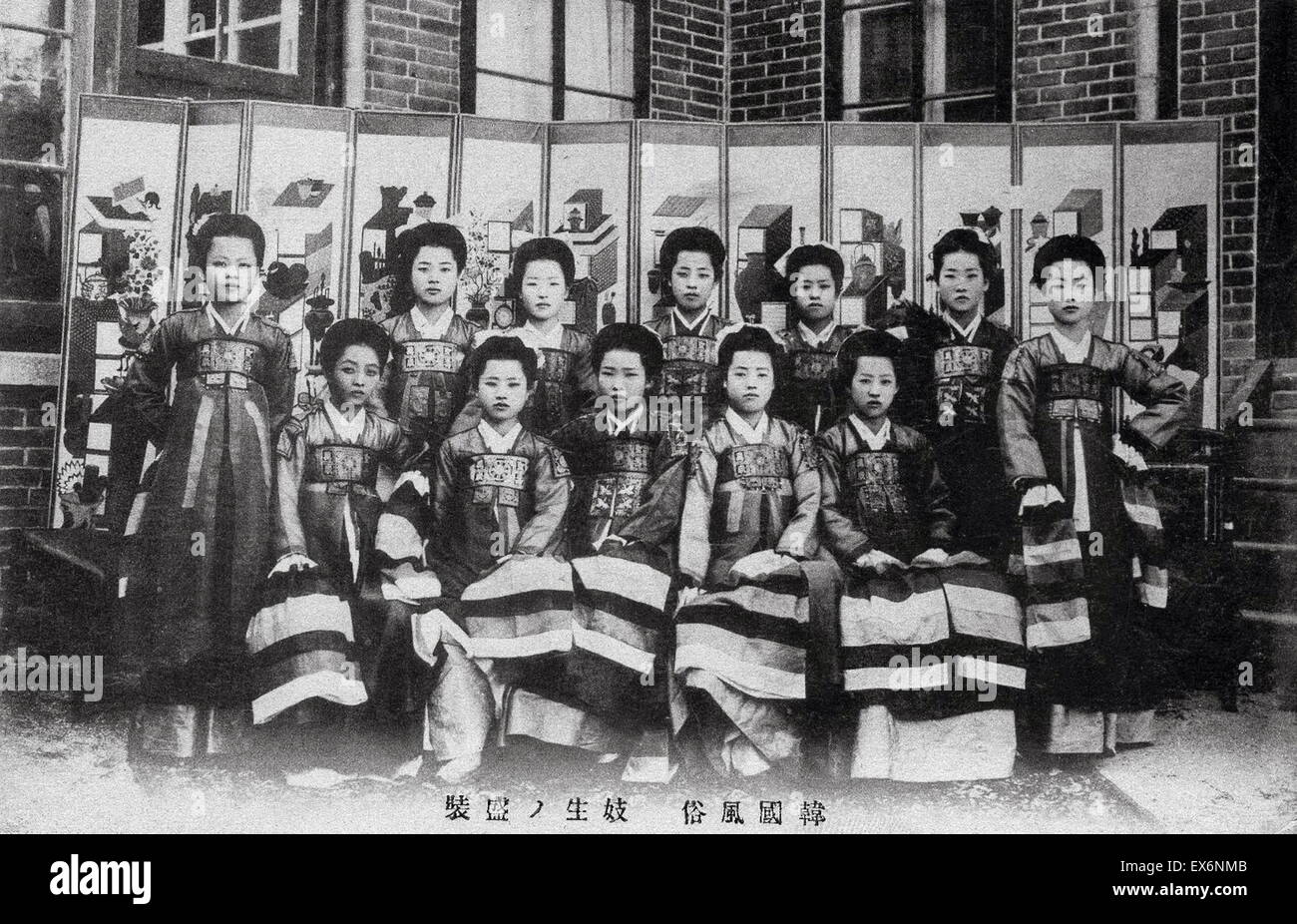 Koreanische Kisaeng verkleidet für Gesang und Tanz. Eine koreanische Kisaeng ist besondere Frauen Beruf, die Frauen dazu beitragen, die um Parteien angenehmer zu gestalten, durch Gesang und Tanz 1910 Stockfoto