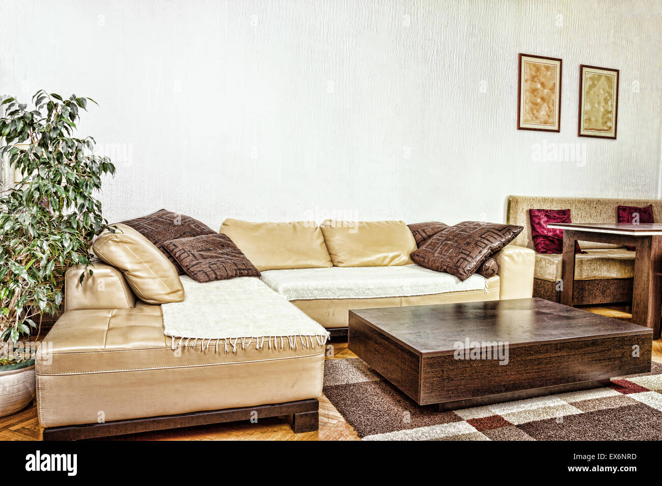 Wohnzimmer oder Interieur mit modernen und stilvollen Design mit Sofa-Ecke mit Kissen und zeitgenössische Couchtisch. Konzept für eine Stockfoto