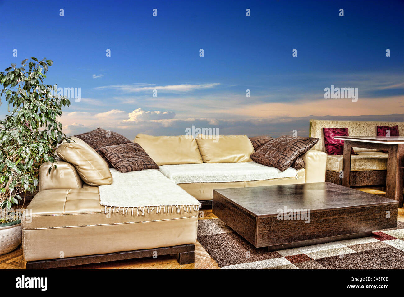 Leeren Wohnzimmer mit kantigen oder Ecke Sofa und Couchtisch. Interieur in modernem und klassischem Design, mit blauen und wenig Roter Himmel Stockfoto