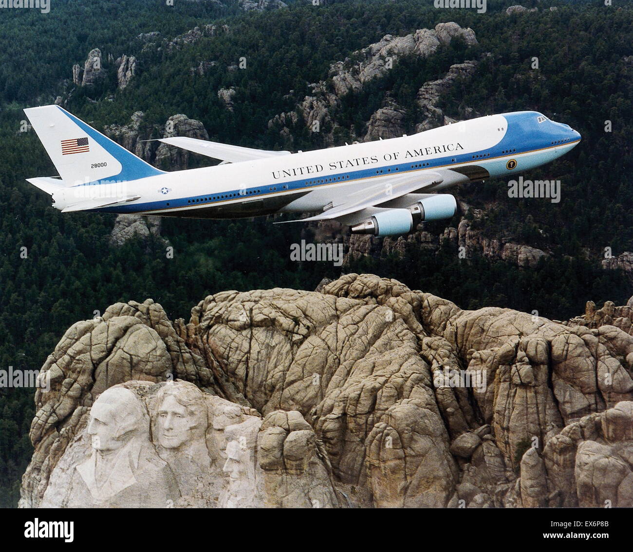 eines der beiden VC-25 s als Air Force One, fliegen über Mount Rushmore im Februar 2003 verwendet. Stockfoto