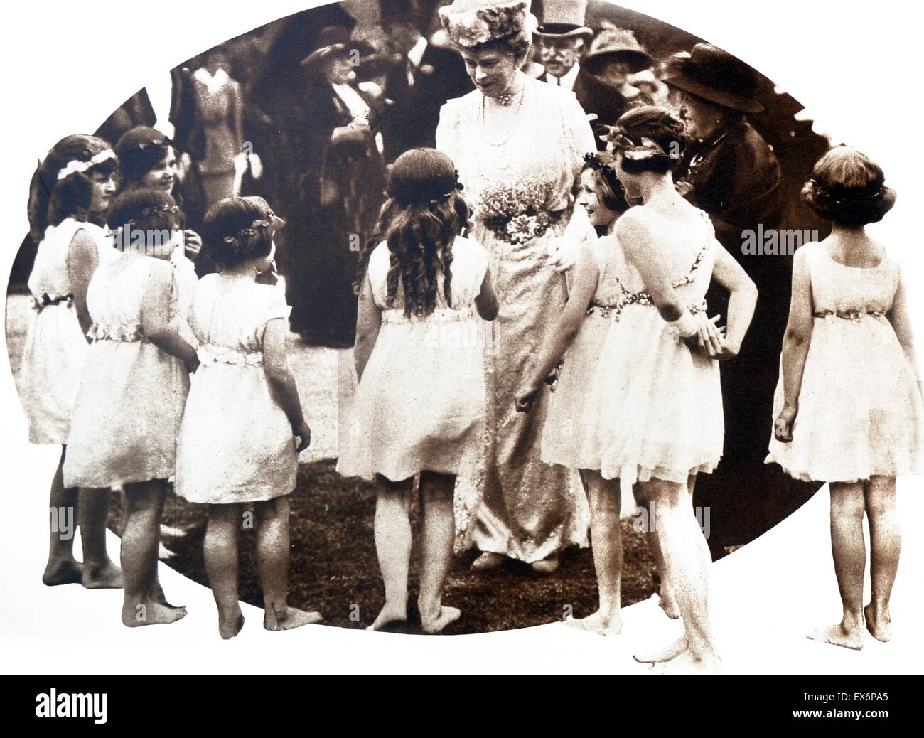 Queen Mary von England von jungen Mädchen bei einer Veranstaltung 1930 begrüßt Stockfoto
