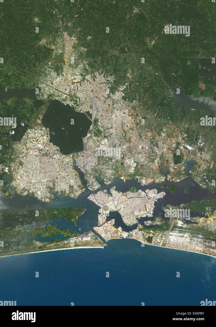 Farbe-Satellitenbild von Abidjan, Côte d ' Ivoire. Bild aufgenommen am 12. April 2014 mit Landsat 8 Daten. Stockfoto