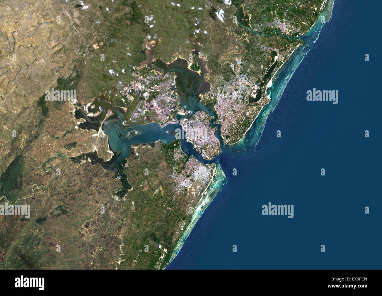 Farbe-Satellitenbild von Mombasa, Kenia. Bild aufgenommen am 29. Juni 2014 mit Landsat 8 Daten. Stockfoto