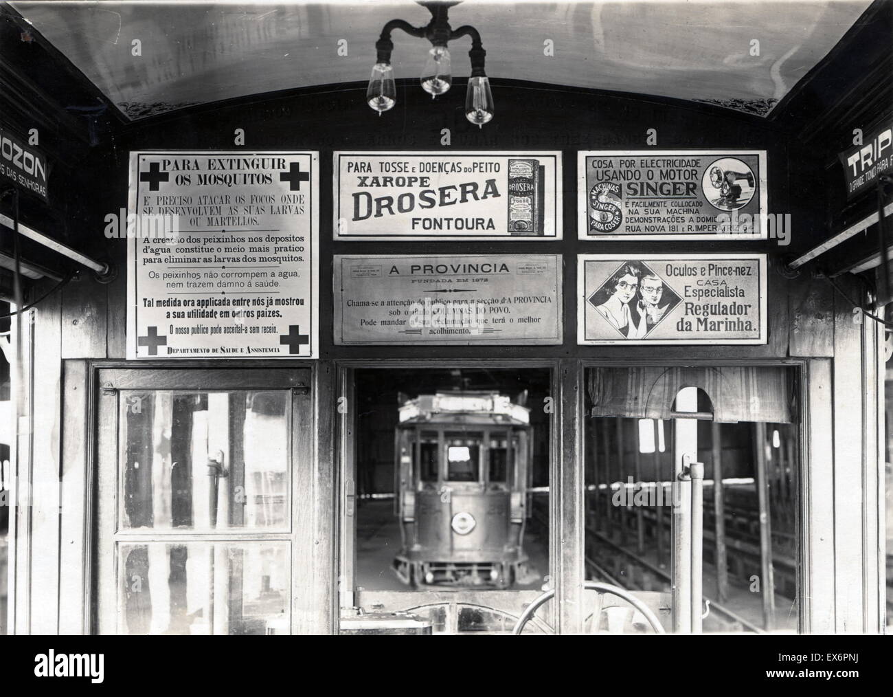 1924-Gelbfieber Service Öffentlichkeitsarbeit Plakate, wie sie in Straßenbahnen in Recife, Brasilien Stockfoto