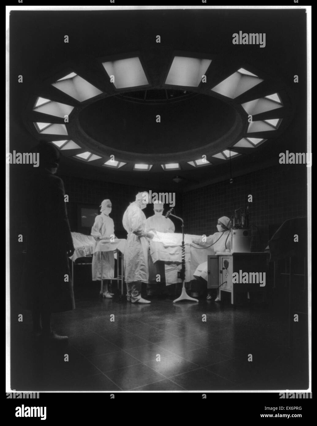 Chirurgen und Krankenschwestern auf einem Operationstisch im Operationssaal USA 1933 Stockfoto