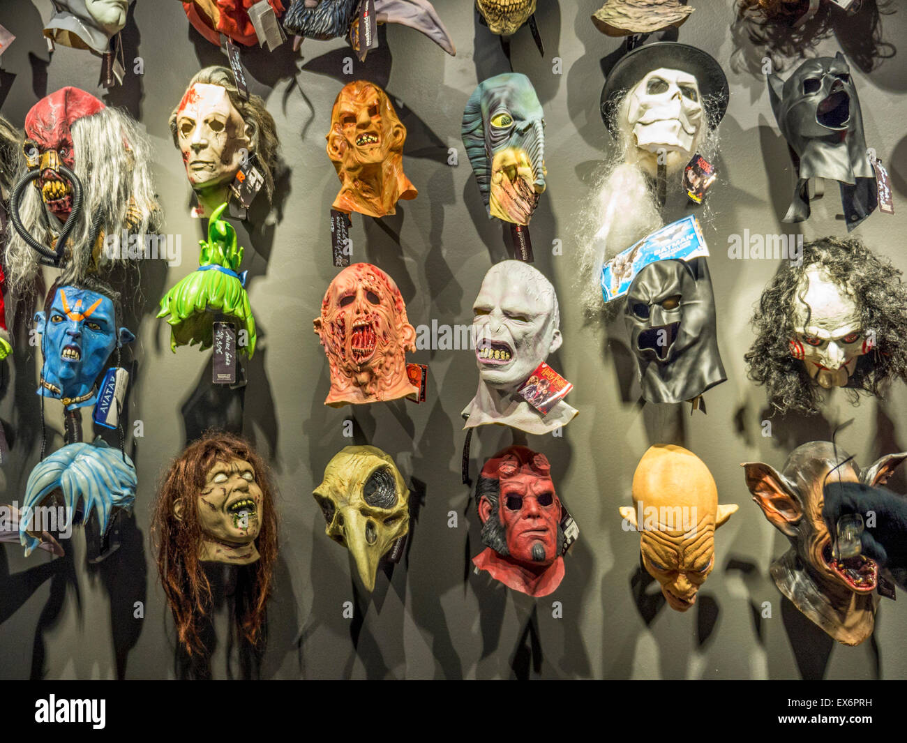 Berlin ausgefallener, Maske Wand im Shop verkaufen, Masken, Kostüme  Outfits, Maskerade-Kostüme und theatralische Zubehör Stockfotografie - Alamy