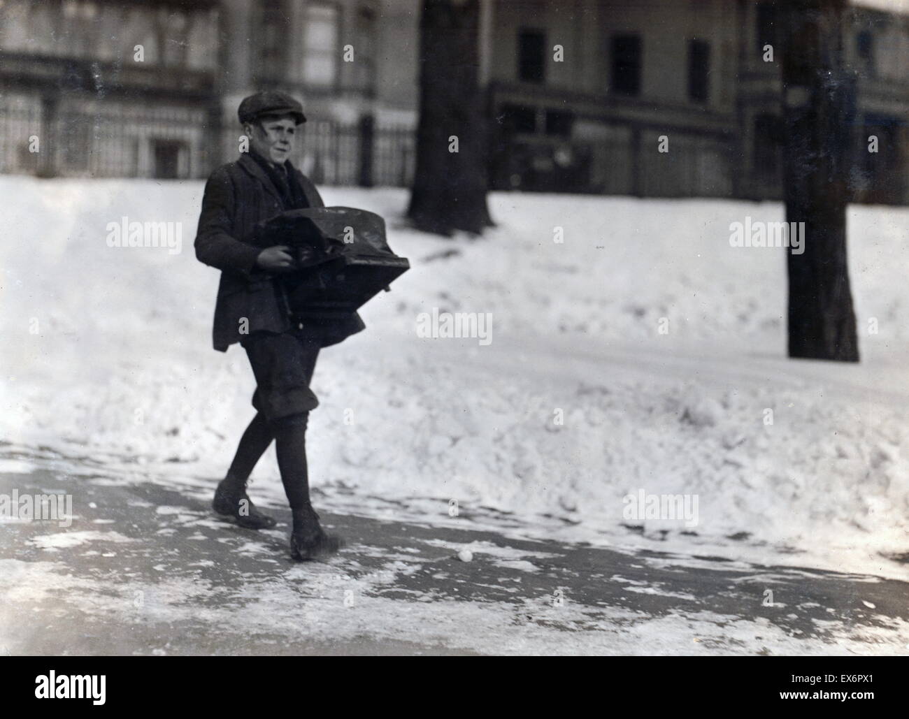 ein sechzehn Jahre alter Junge liefern eine schwere Schreibmaschine etwa eine halbe Meile, für Modell Schreibmaschine Inspektion Co.. Boston Common, Massachusetts von Lewis W. Hine übernommen. 1917 Stockfoto