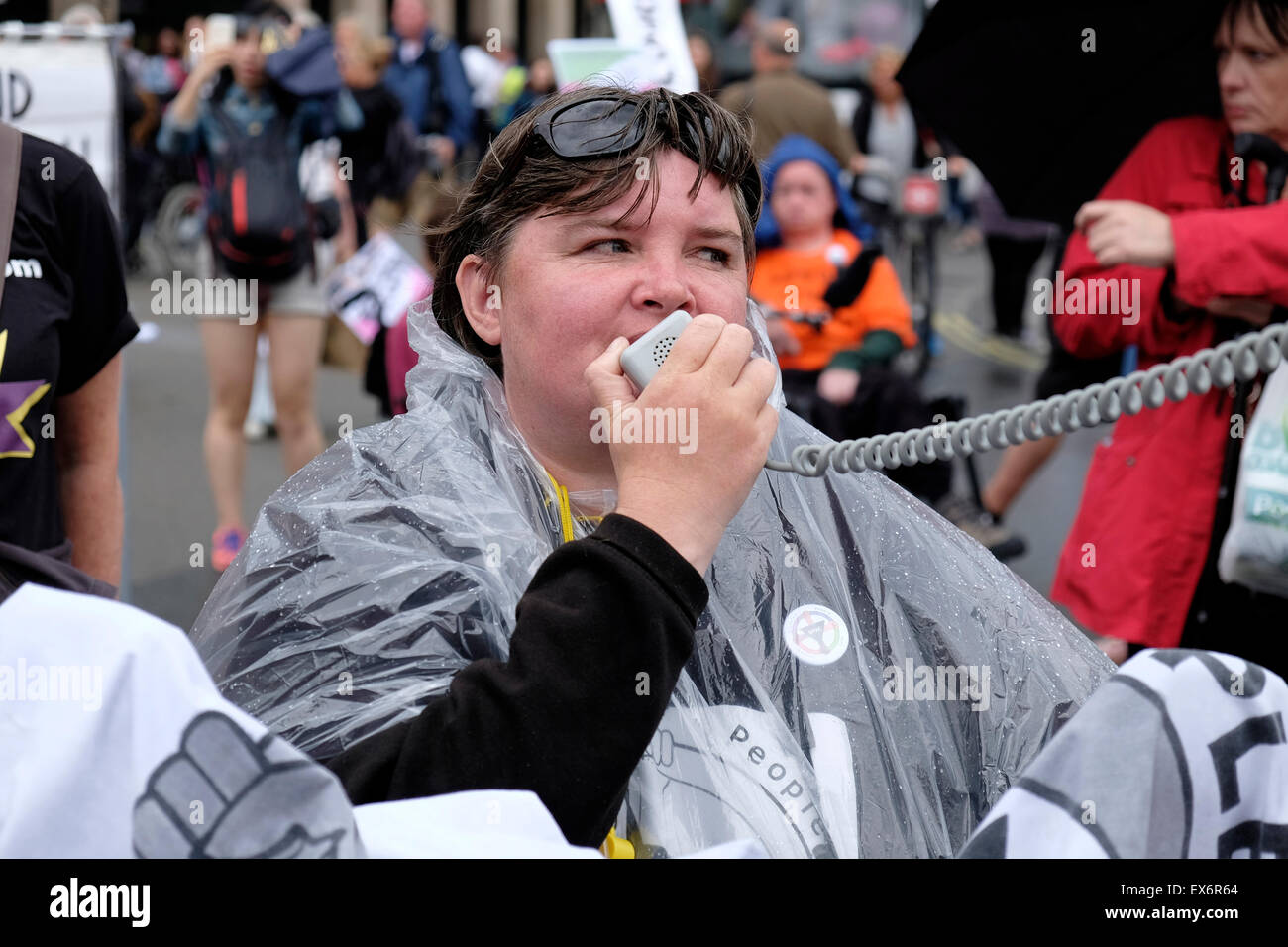 Ein behinderter Demonstrant ruft Parolen an Protest gegen Sozialabbau. Stockfoto