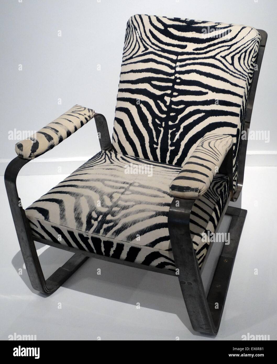 Zebra-Druck Chair von Michel Dufet (1888-1985), französischer Architekt und Designer. Datiert 1929 Stockfoto