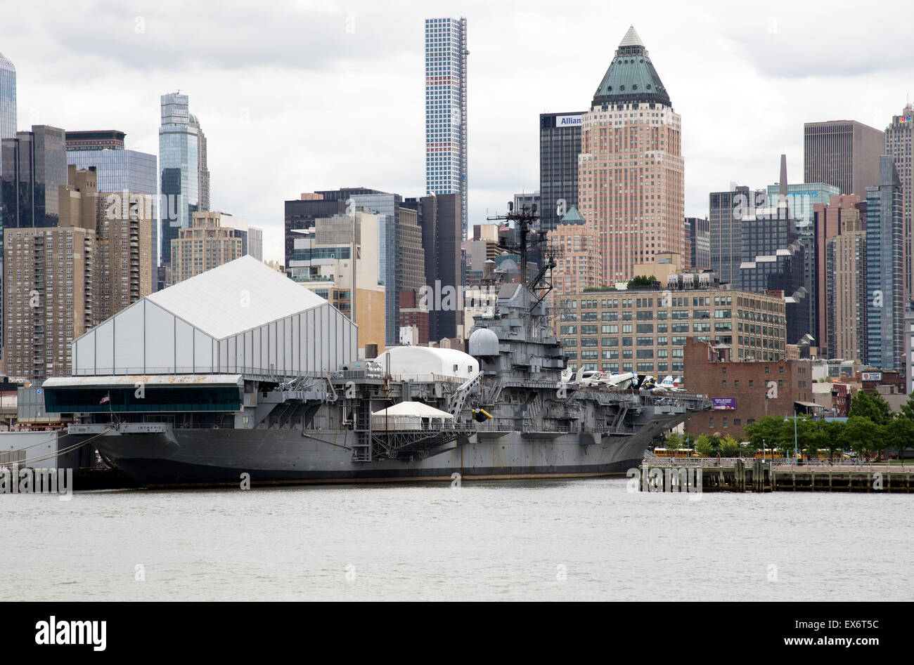 Flugzeugträger USS Intrepid und Museum am Hudson River Manhattan NYC Stockfoto