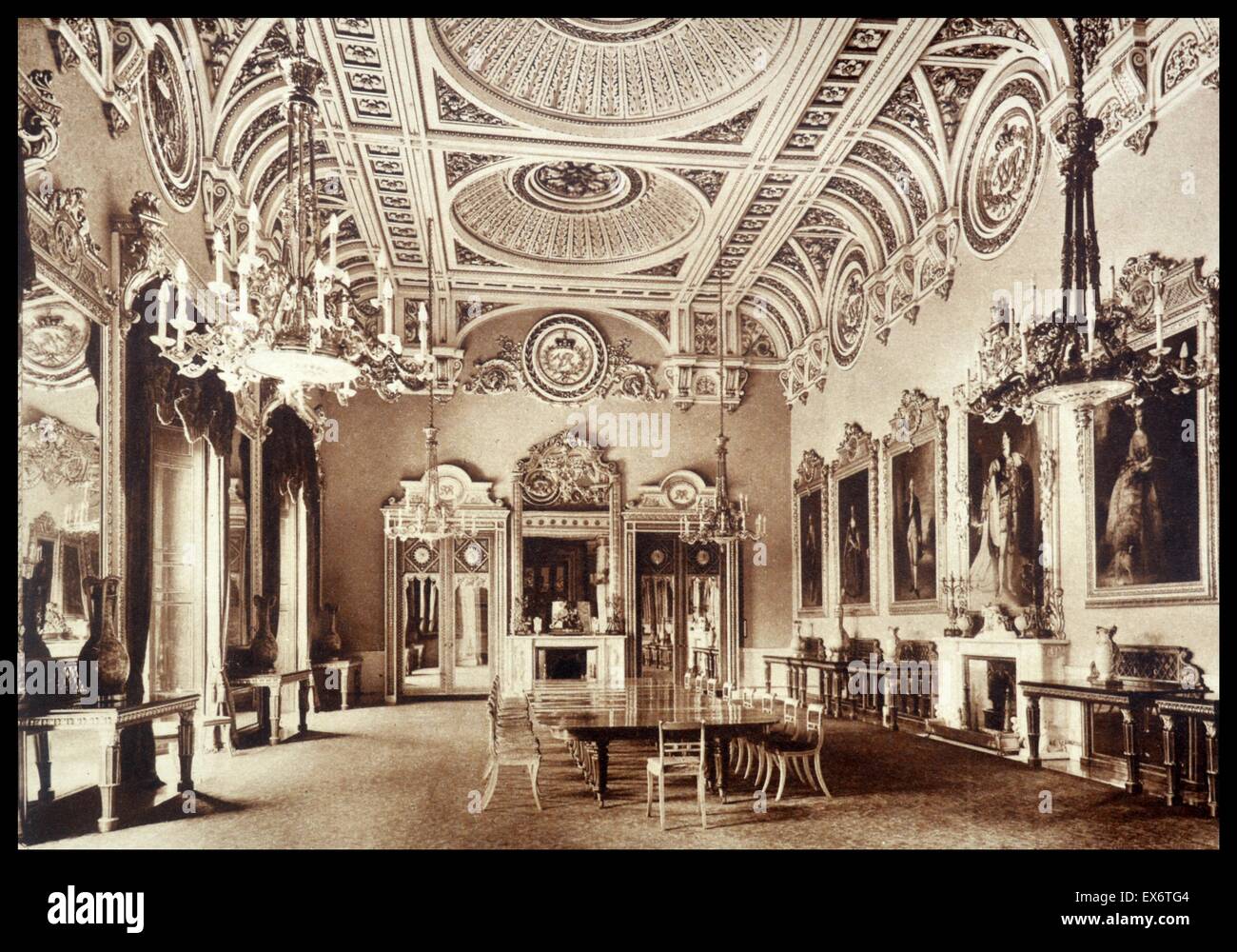 Der Staat Speisesaal im Buckingham Palace. Die Glas verkleideten Türen gewähren Zugriff auf die Bildergalerie und blauen Salon. Stockfoto