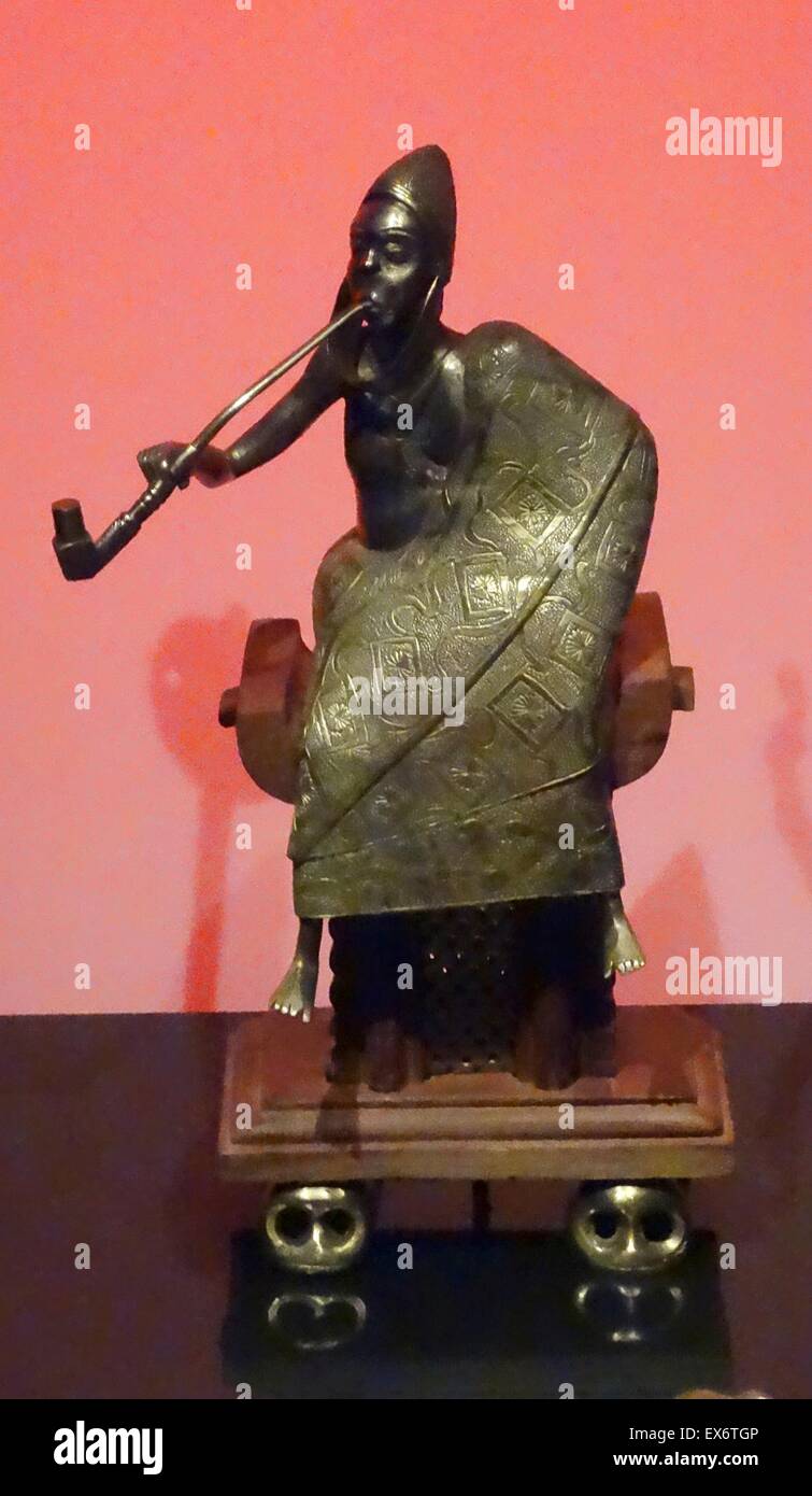 Figur von Ato-Zeremonie. Der König auf seinem Thron menschliche Schädeln zu überwinden. Aus einer Sammlung von Figuren. Aus Holz und Kupfer-Legierung gefertigt. Stockfoto
