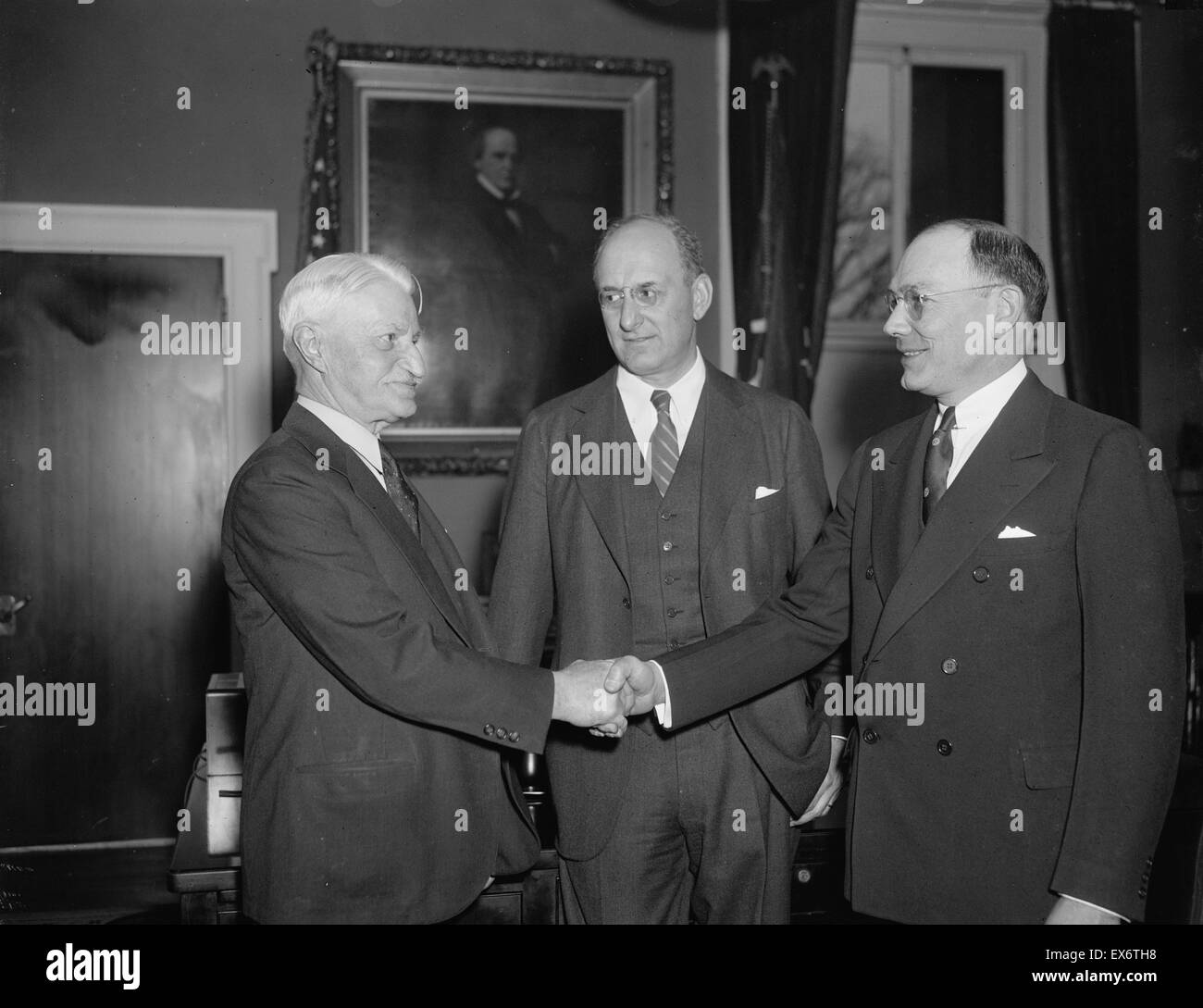William H. Moran, Chef des amerikanischen Geheimdienstes, in den Ruhestand gratuliert seinem Nachfolger Frank J. Wilson, mit sec Treasury Morgenthau 1936 Stockfoto