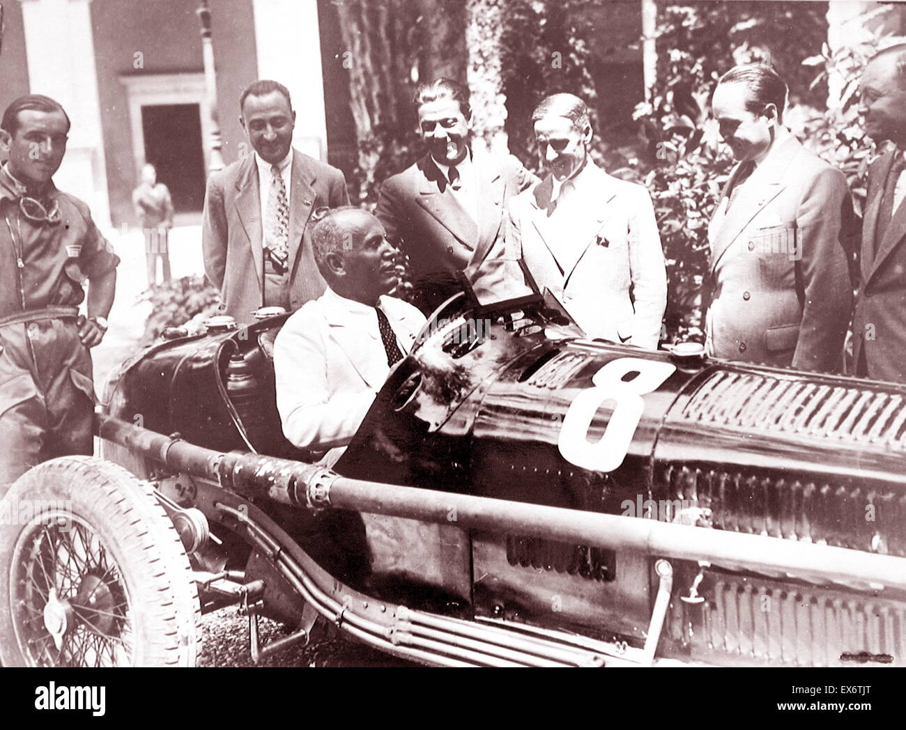 Benito Mussolini (1883 – 28 April 1945) italienischer Politiker, Mussolini sitzt in einem Alfa Romeo Rennwagen. Auf der Suche (Mitte) ist Prospero Gianferrari. 1934 Stockfoto