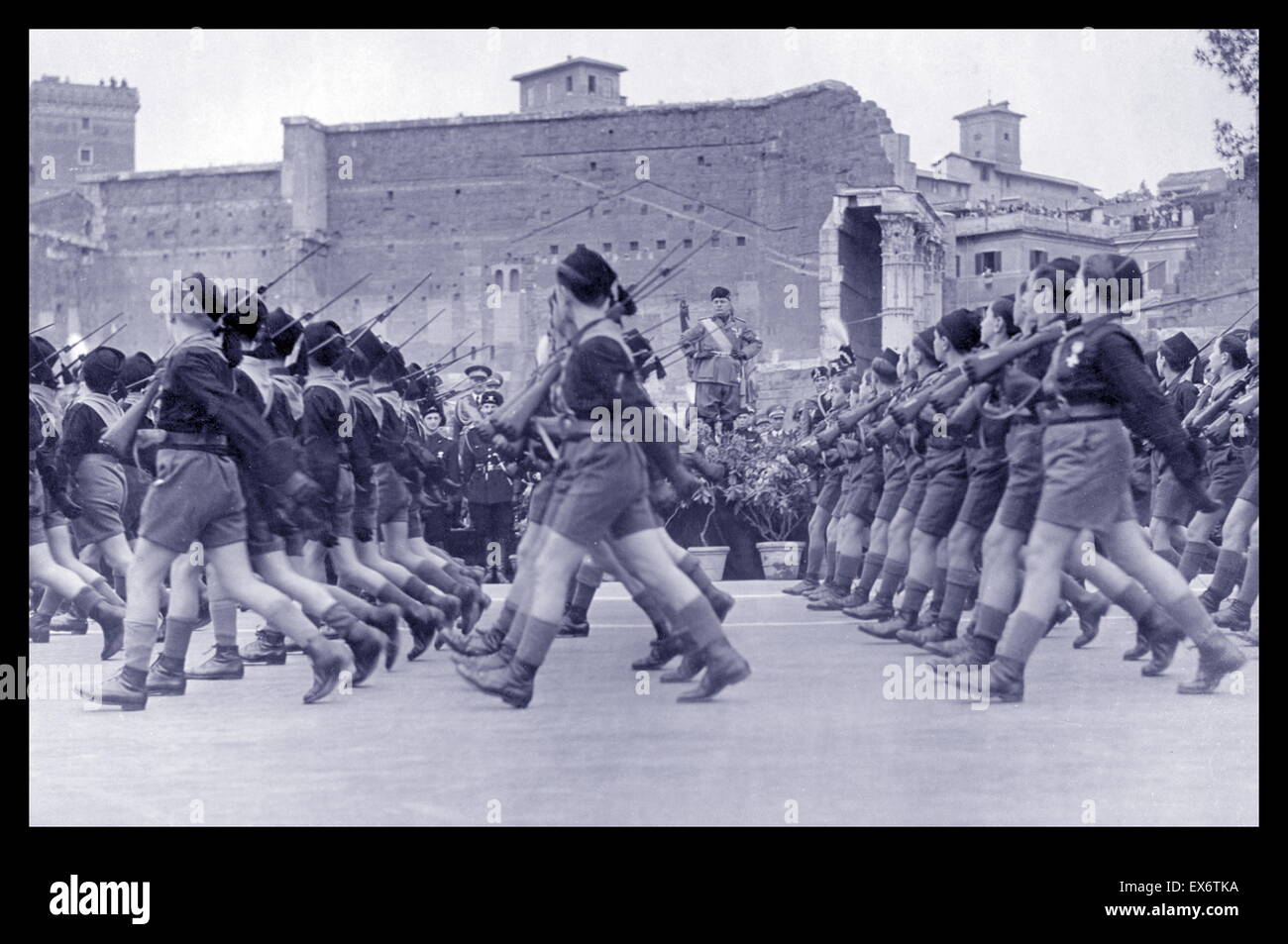 Benito Mussolini (1883 – 28 April 1945) italienischer Politiker, Journalist und Leiter der nationalen faschistischen Partei Bewertungen faschistische Jugend in Rom 1934 Stockfoto
