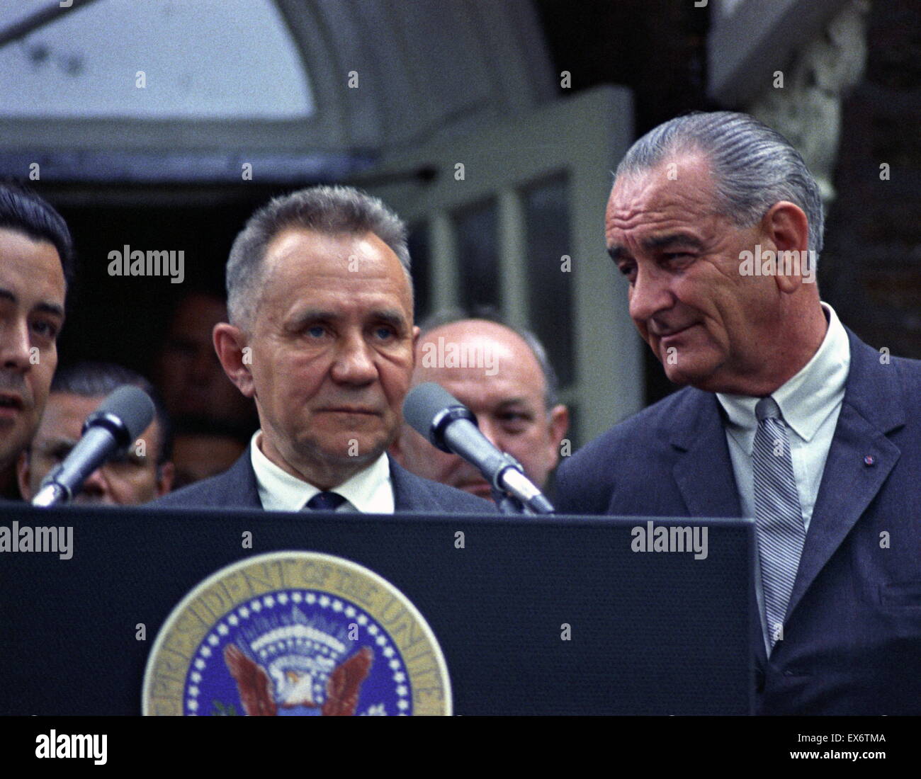 ein Gespräch zwischen dem russischen Premierminister Alexei Kosygin und US-Präsident Lyndon b. Johnson 1967 Stockfoto