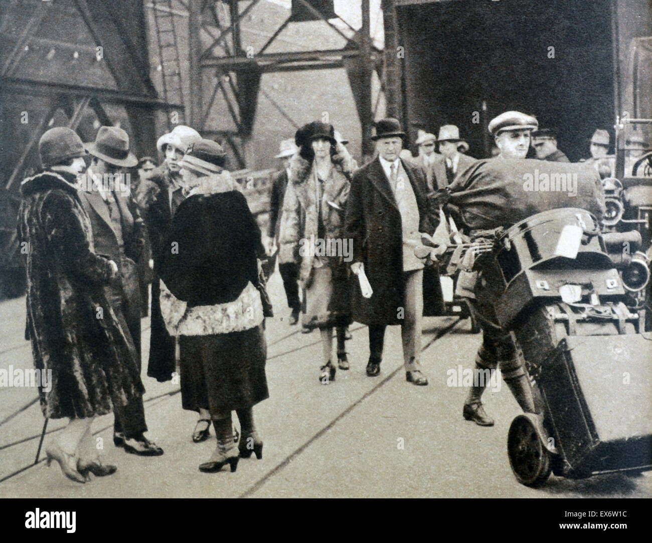 Kreuzfahrt-Passagiere aussteigen aus der SS-Mauretanien 1938 Stockfoto