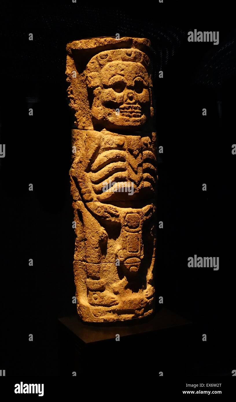 Maya-Steinrelief Spalte, aus der Puuc-Region, Yucatan, Mexiko 800-1000 n. Chr.. Der Gott der Unterwelt wird mit den Augen herausgerissen, als Skelett dargestellt. Stockfoto