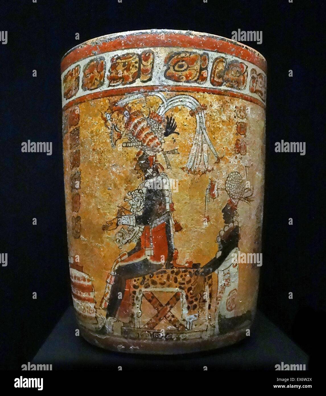 Maya-Terrakotta-Vase Darstellung ein König oder Herrscher auf dem Thron von einem Jaguar Haut abgedeckt. Von Peten, Yucatan, Mexiko. 600-900 N. CHR. Stockfoto