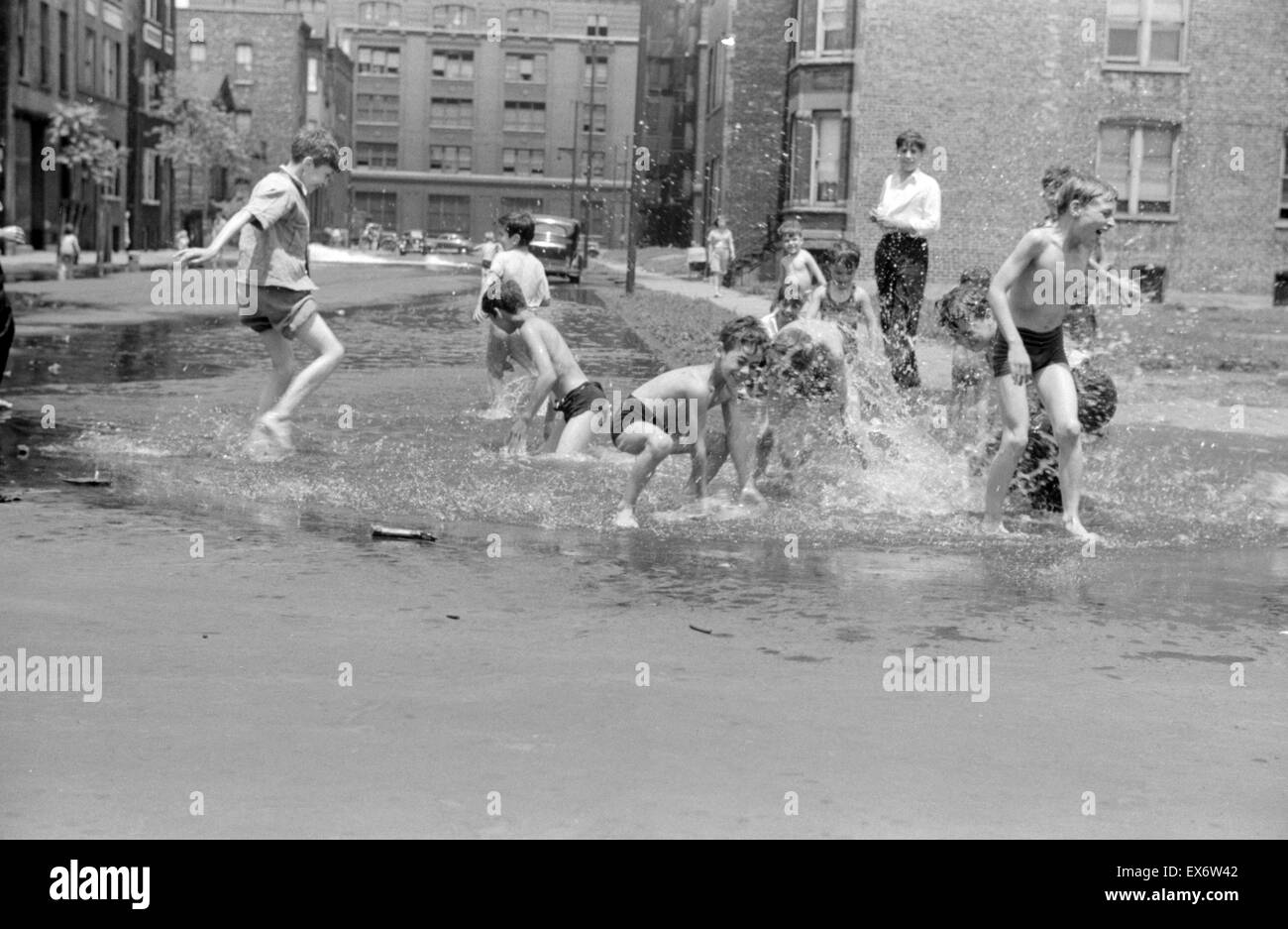 Unbenanntes Foto, möglicherweise im Zusammenhang mit: Abkühlung im Wasser vom Hydranten, Chicago, Illinois. Schöpfer John Vachon, 1914-1975. 1943. Stockfoto