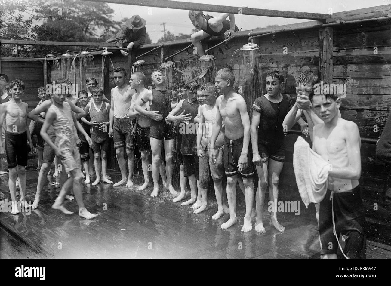Jungen camp, Dusche. USA, 1915 Stockfoto