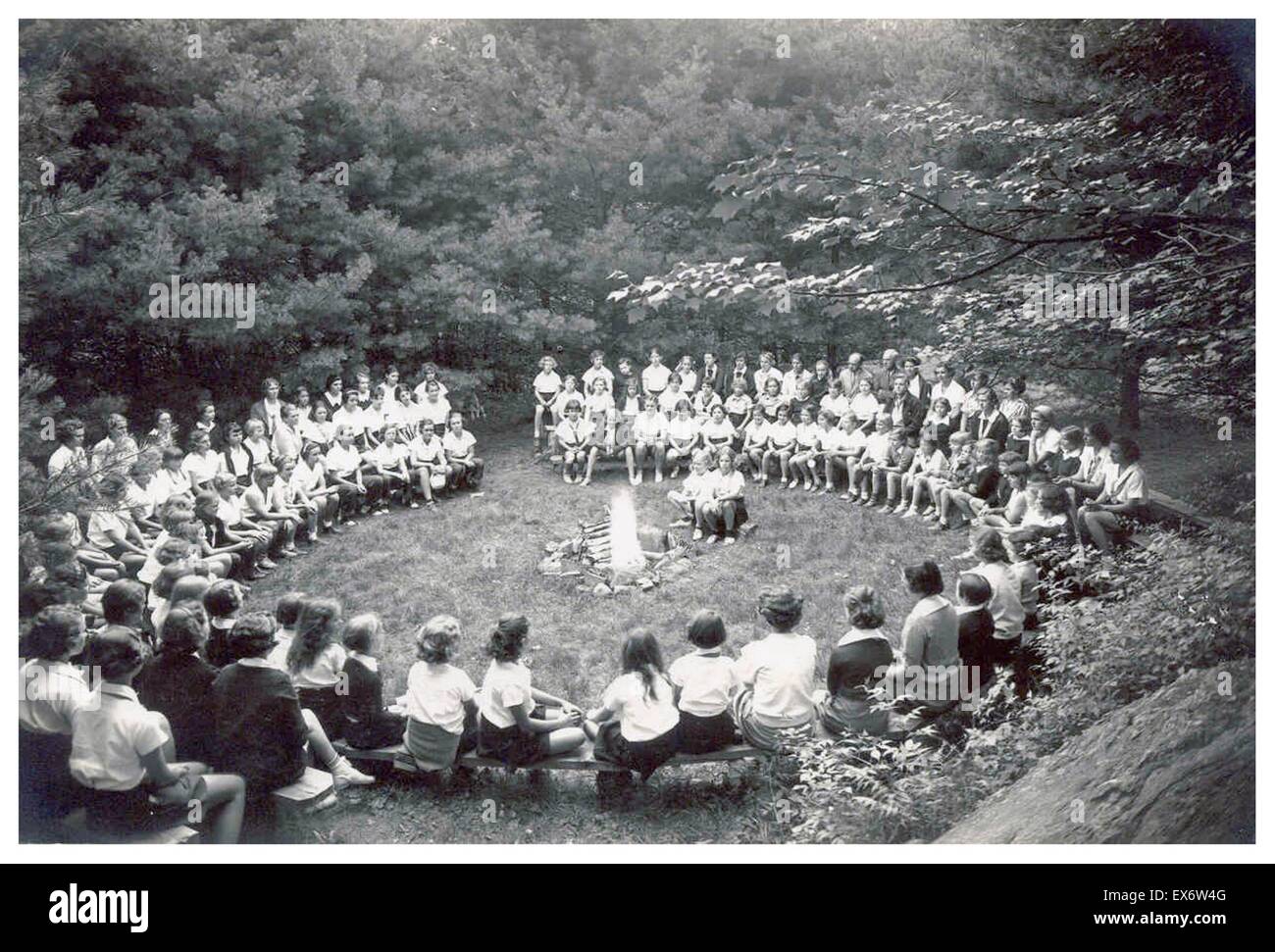 American Summer Camp im Jahr 1935 seit fast 100 Jahren am Aloha Hive in Fairlee, Vermont haben ihren Tag mit einem Gefühl von Magie und Gemeinschaft im Kreis der Abend beendet. Stockfoto