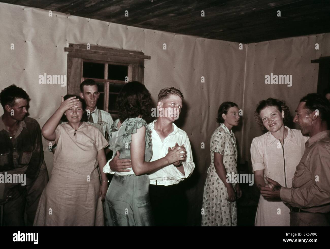 Szene am Square Dance im Landhaus im McIntosh County, Oklahoma, USA. Fotograf Russell Lee (1903-1986). Farbe. 1939 und 1940. Stockfoto