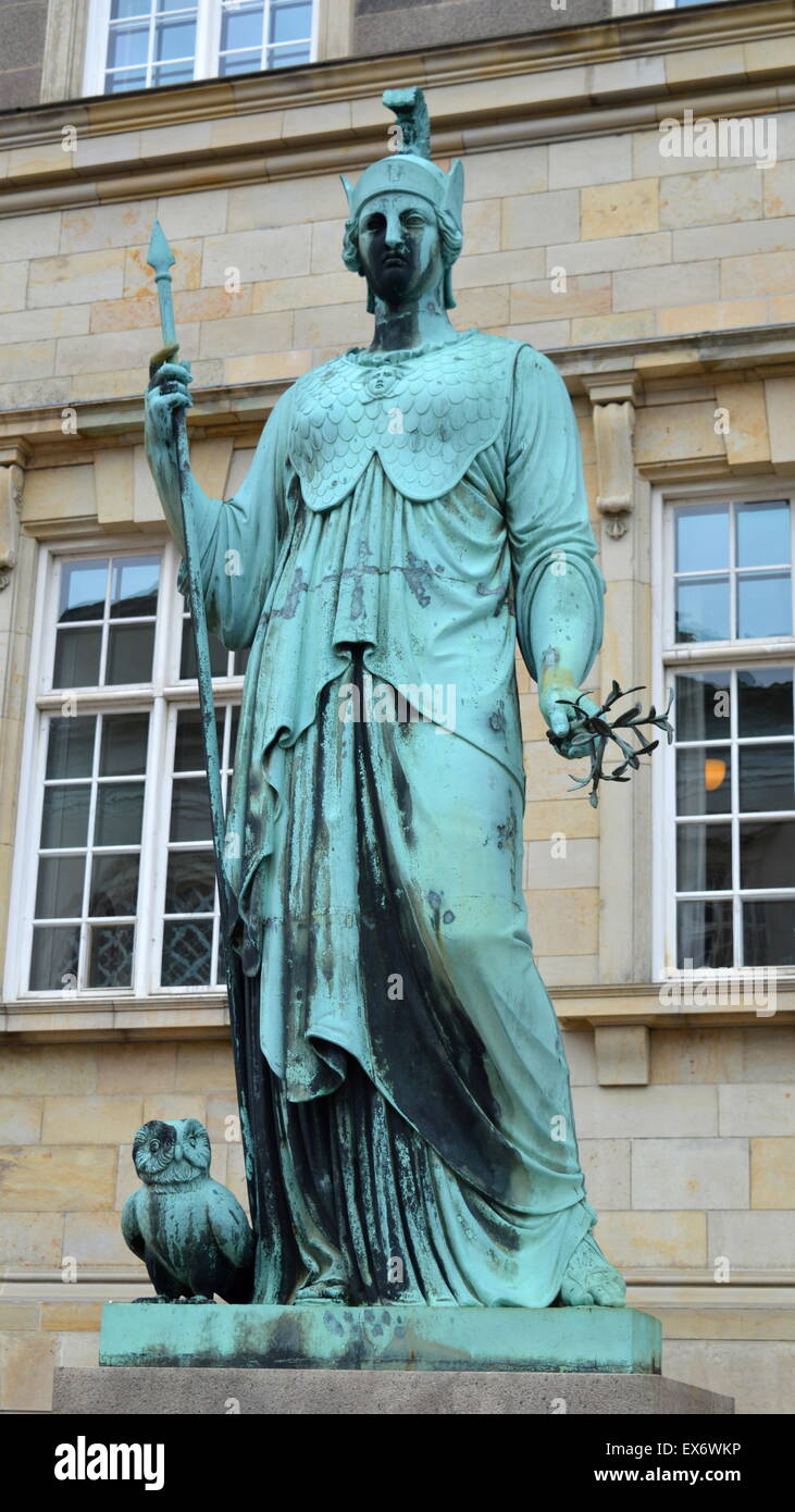 Dänemark, Kopenhagen: Statue der Minerva (etruskisch: Minerva) war die römische Göttin der Weisheit und Förderer von Kunst, Handel und Strategie. Von H-W-Bissen 1849 Stockfoto