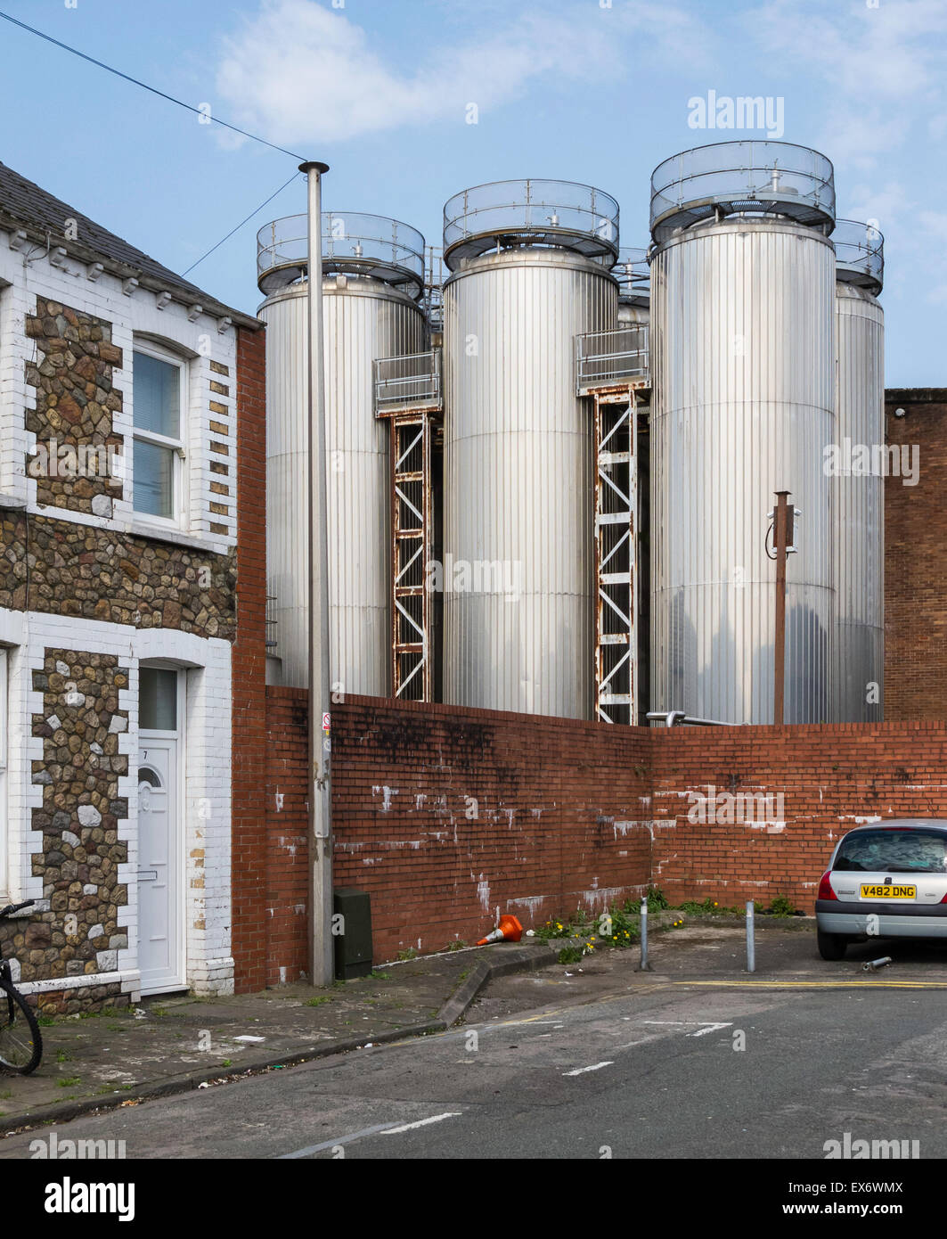 Ende der Terrasse Gehäuse neben dem Gehirn Brauerei, Percy Street, Cardiff, Wales Stockfoto