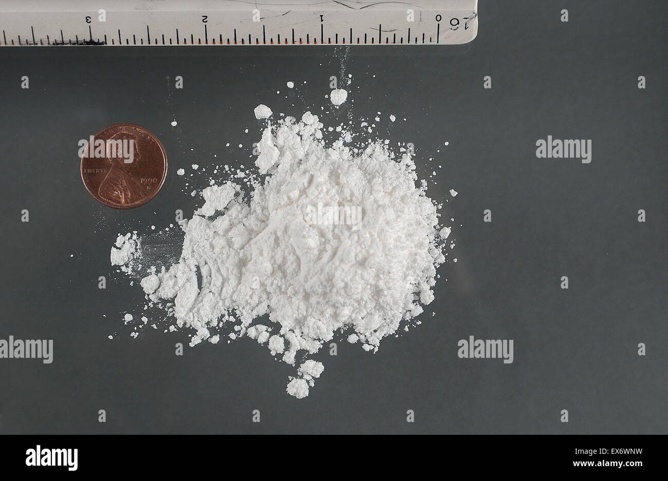 Kokain (INN) (Benzoylmethylecgonine, ein Ekgonin Derivat) ist ein Tropane Alkaloid, das aus den Blättern der Koka-Pflanze gewonnen wird. Es ist ein Stimulans, Appetitzügler, und eine unspezifische Spannung gated Natrium-Kanal-Blocker, die wiederum verursachen Stockfoto