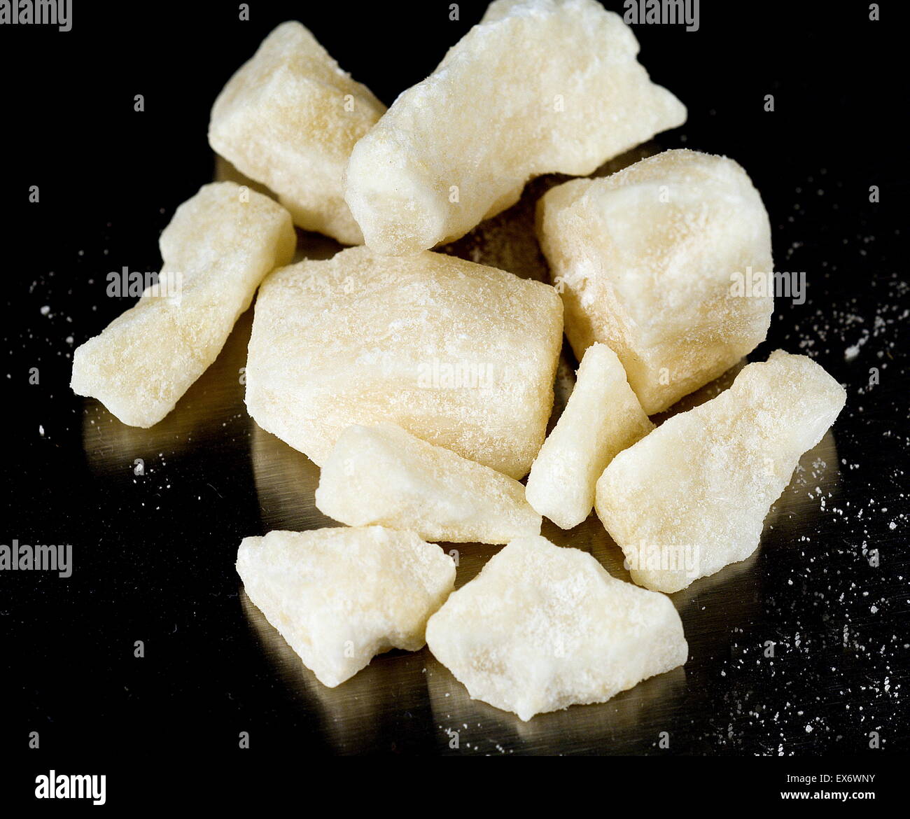 Crack-Kokain ist das Freebase Kokain, die geraucht werden kann. Es kann auch Rock, Arbeit, harte, Eisen, Cavvy, Basis, oder nur Crack bezeichnet werden; Es wird gesagt, die meisten süchtig Form von Kokain sein. Riss-Felsen bieten einen kurzen, aber intensiven hohen für Raucher. Stockfoto