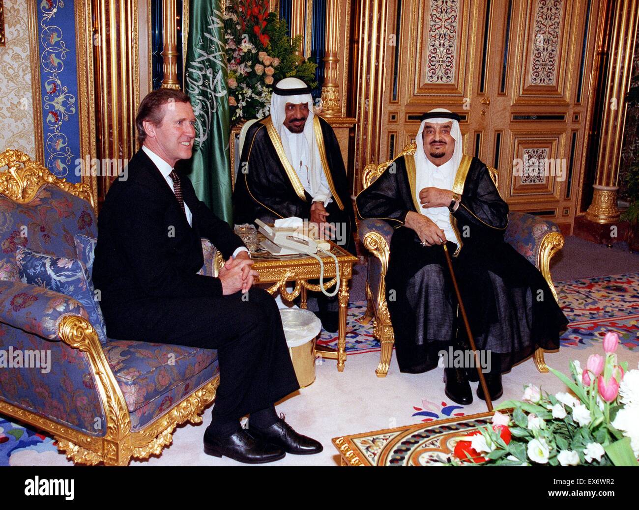 Sekretärin der Verteidigung William S. Cohen (links) trifft sich mit König Fahd bin Abd al-Aziz Al Saud Al-Yamamah Palace, Riyadh, Saudi Arabien, am 13. Oktober 1998 (rechts). Cohen ist in der Region am Persischen Golf, mit uns zu besuchen, Truppen und Staatschefs in der Golf-c Stockfoto