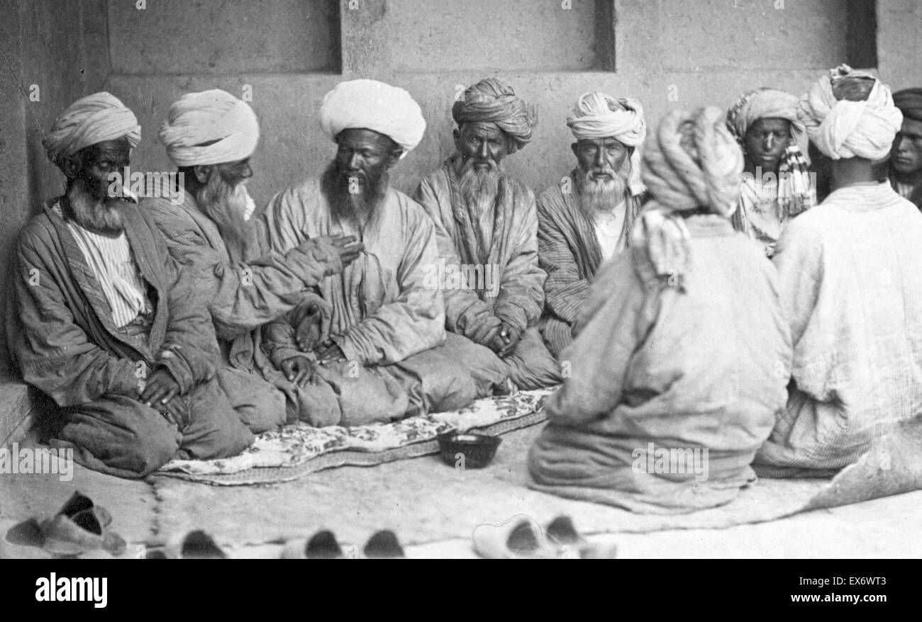 Tajikistan Hochzeitstraditionen. Islamische Trauung Hochzeitszeremonie. zwischen 1865 und 1872. Das Foto zeigt eine Gruppe von Männern, die auf dem Boden sitzend. Stockfoto