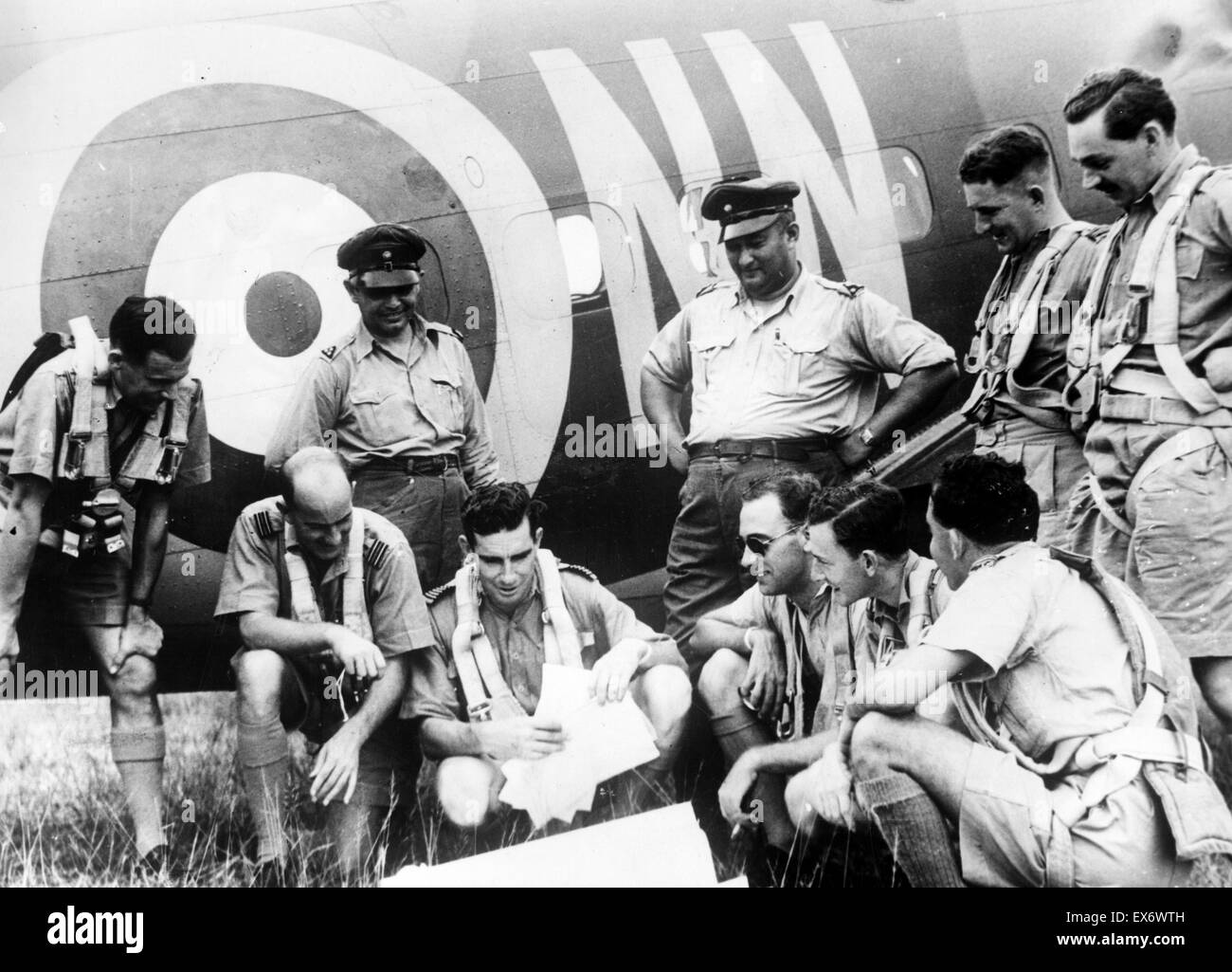 Niederländische Luftwaffe in britisches Malaya. Foto zeigt zehn niederländischen Royal Air Force Offiziere Patrouille Pläne neben einem Flugzeug zu besprechen. zwischen 1941 und 1942. Stockfoto