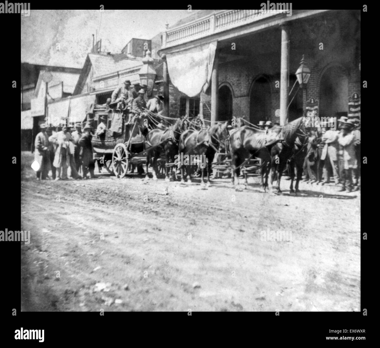 Fotodruck von der California Co. Postkutschen verlassen des internationalen Hotels, Virginia City, Kalifornien über Donner Lake. Datiert 1866 Stockfoto