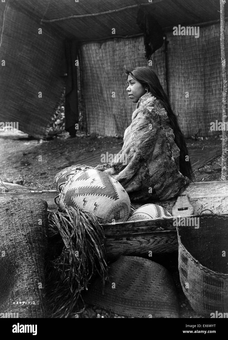 Fotodruck von einem Skokomish Indian chief's Tochter. Fotografiert von Curtis (1868 – 1952), US-amerikanischer Ethnologe und Fotograf des amerikanischen Westens und der indianischen Völker. Datiert 1913 Stockfoto