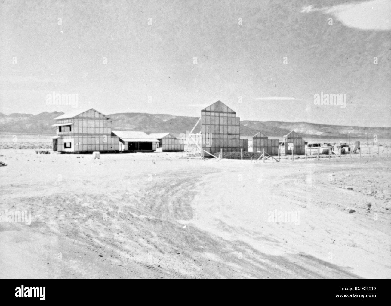 Fotodruck von einem japanischen Dorf für Atomtests auf die uns Air Force Nevada Test Site, Yucca Flat, in der Nähe von Rainier Mesa Road, Quecksilber, Nye County gebaut. Datierte 1962 Stockfoto