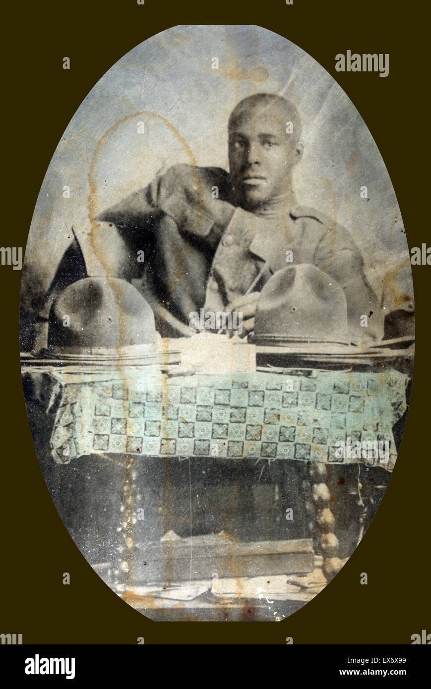 Weltkrieg, amerikanischer Soldat mit zwei Hüte 1918 Stockfoto