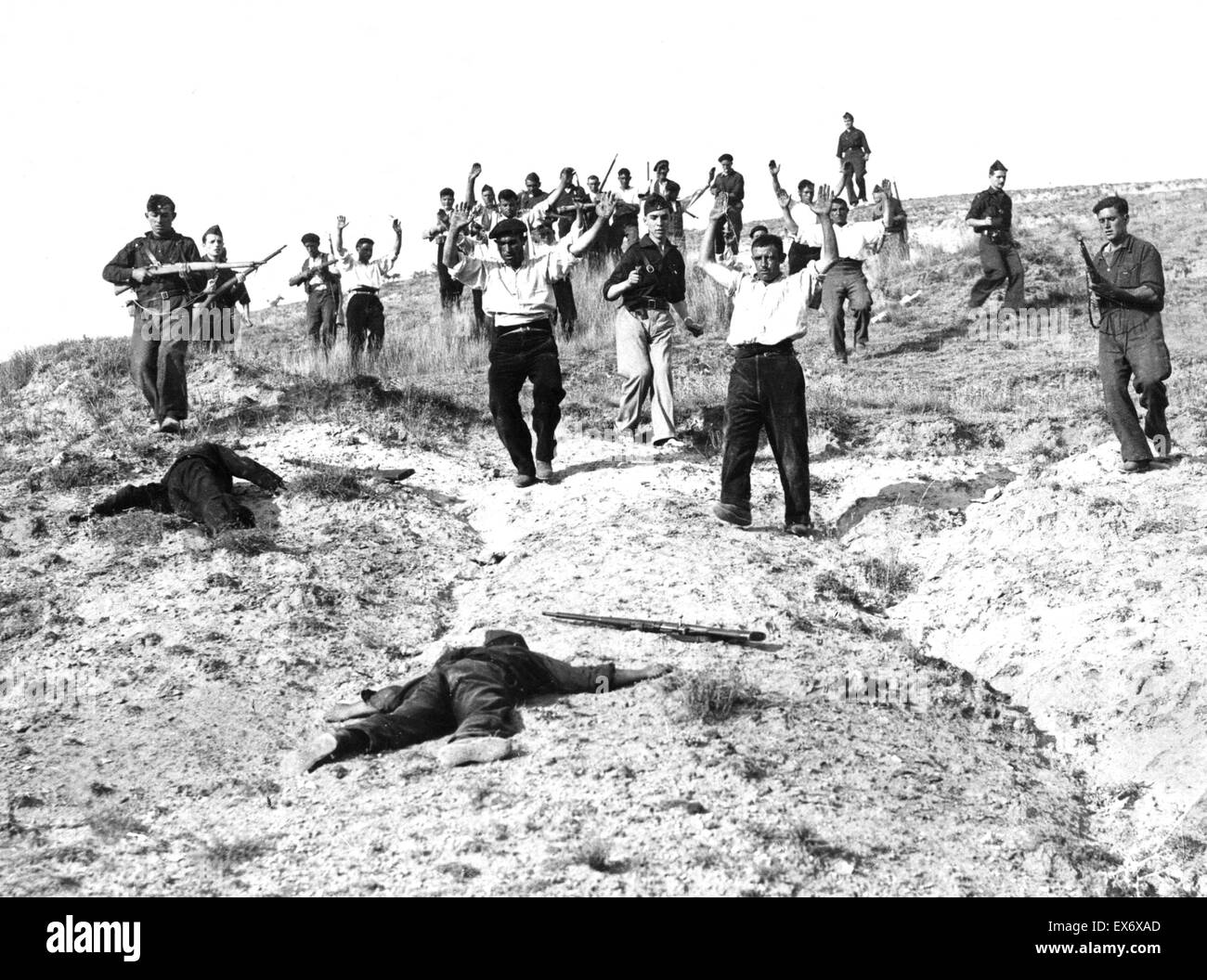 Spanischer Bürgerkrieg: nationalistische Truppen erobern republikanische Soldaten im Jahre 1936, in der Schlacht von Somosierra, in den Höhen des Passes zwischen Carlist und Falangist Einheiten und republikanische Truppen.] Stockfoto