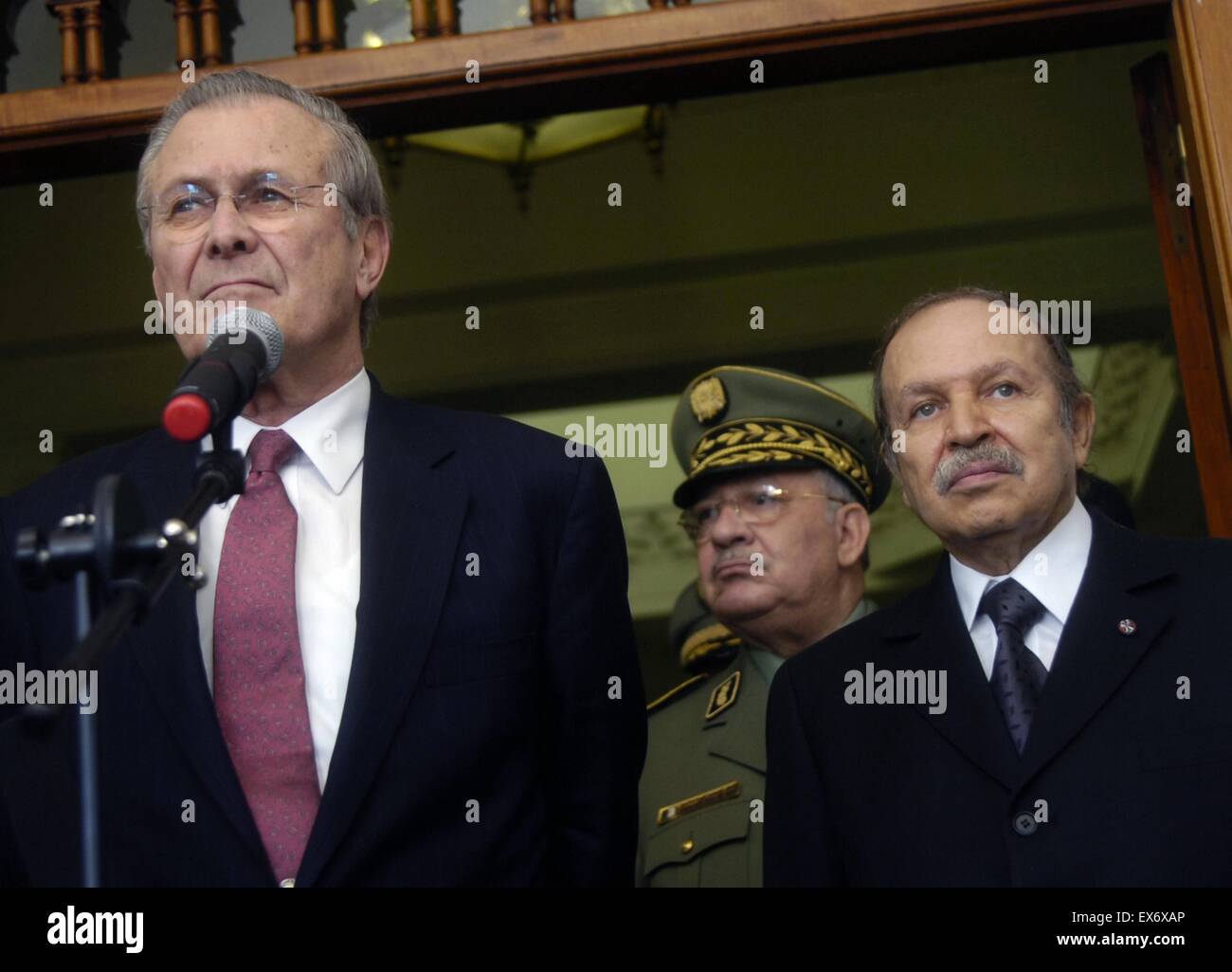 Sekretärin der Verteidigung Donald H. Rumsfeld und algerische Präsident Abdul-Aziz Bouteflika 2006 Stockfoto