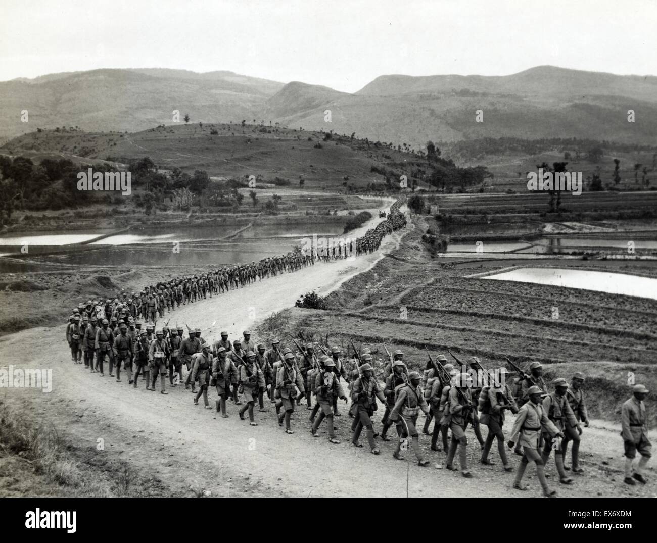 Fotodruck von chinesischen Soldaten marschieren auf Straße in Burma Road in Richtung der Salween Front während der Burma-Kampagne im Südost-asiatischen Theater des zweiten Weltkrieges. Datiert 1943 Stockfoto