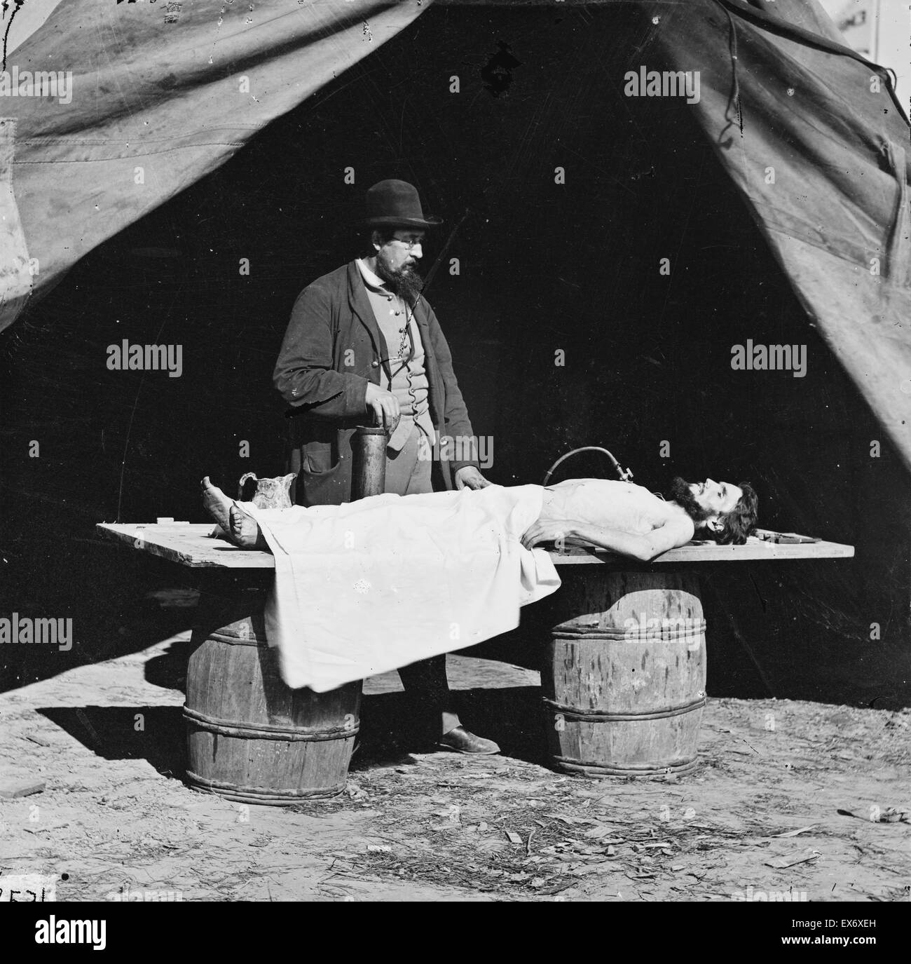 Unbekannten Ort. Einbalsamierung Chirurg bei der Arbeit am Körper des Soldaten. Veröffentlicht von (1860 bis 1865). Fotos von Artillerie, Ort und Datum unbekannt. Stockfoto